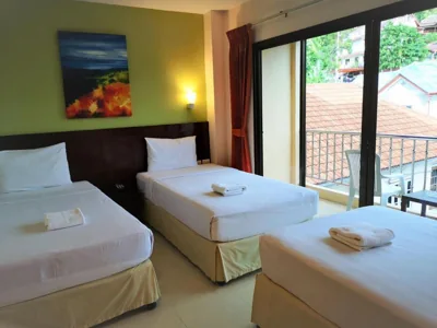 Camera tripla con balcone — Seven Seas Hotel Patong Beach